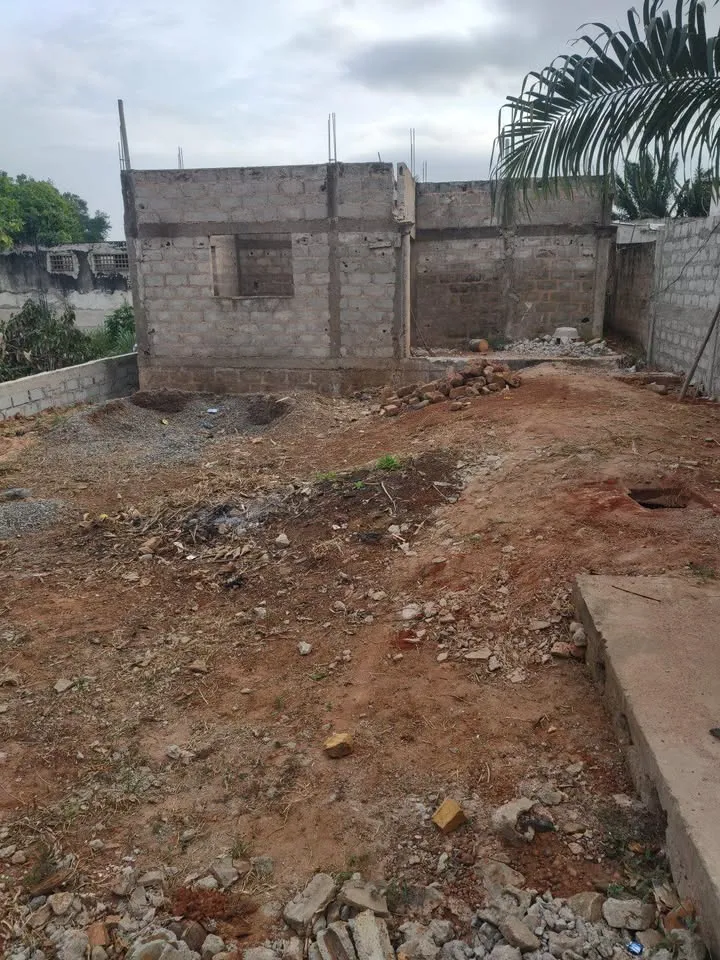 Une villa inachevée niveau dale  construite sur demi lot ,Adidogomé atigangomé au bord du goudron, photo 3