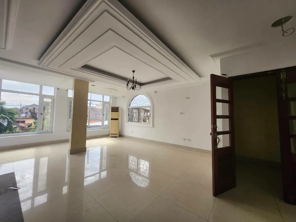 VILLA DE 6 CHAMBRES À TOKOIN HÔPITAL (LOMÉ), photo 3
