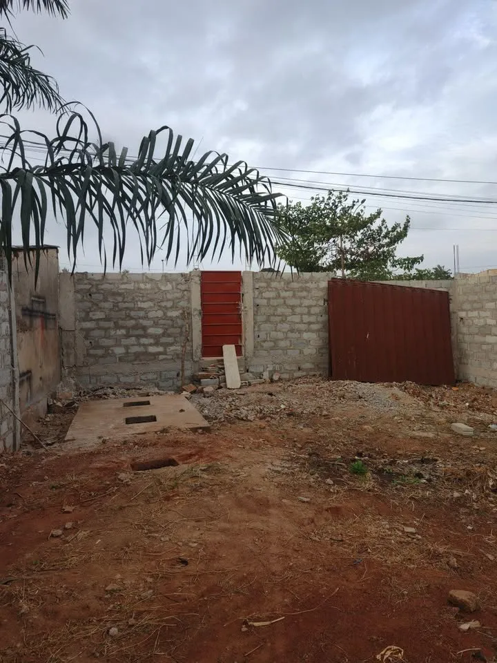 Une villa inachevée niveau dale  construite sur demi lot ,Adidogomé atigangomé au bord du goudron, photo 4