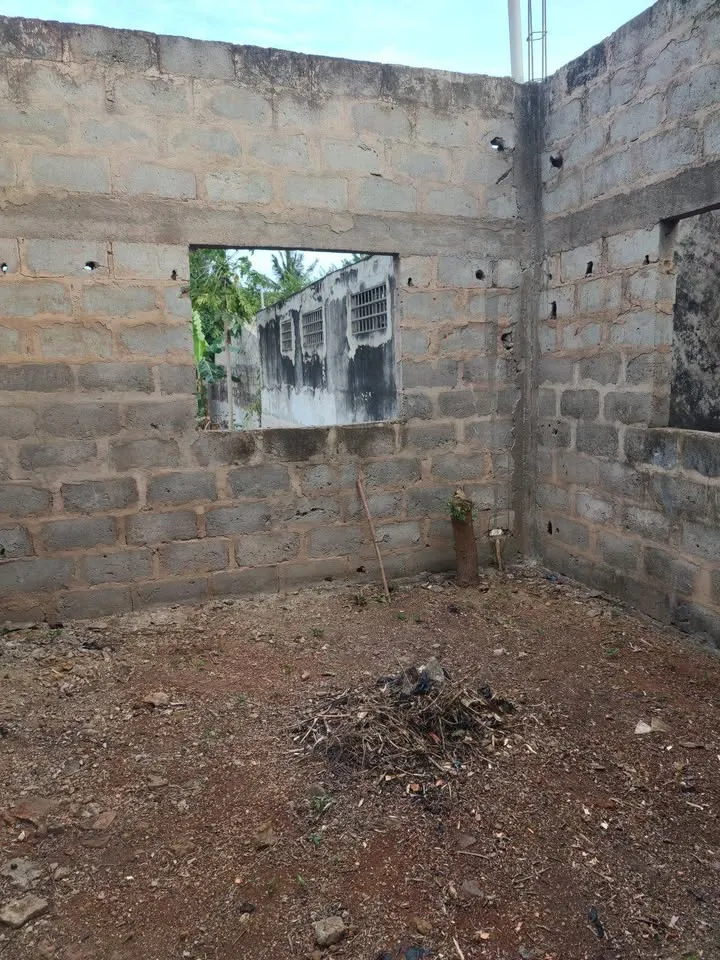 Une villa inachevée niveau dale  construite sur demi lot ,Adidogomé atigangomé au bord du goudron, photo 5