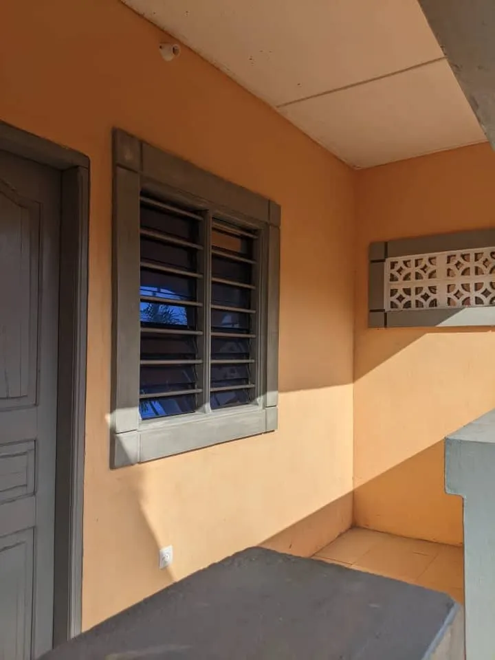 Pièce WCd interne carrelé bien propre avec terrasse fermée, photo 5