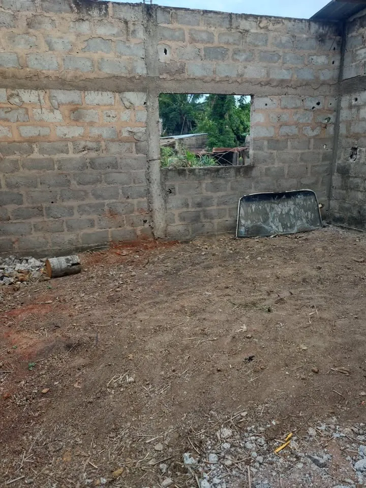 Une villa inachevée niveau dale  construite sur demi lot ,Adidogomé atigangomé au bord du goudron, photo 7