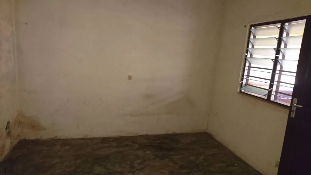 A louer PIÈCE simple-  terrasse fermée avec placards, photo 8