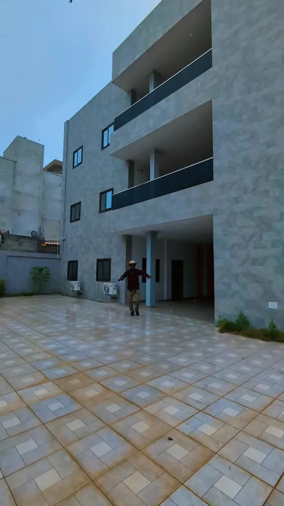Location chambre salon à Attiégou, image de la vidéo