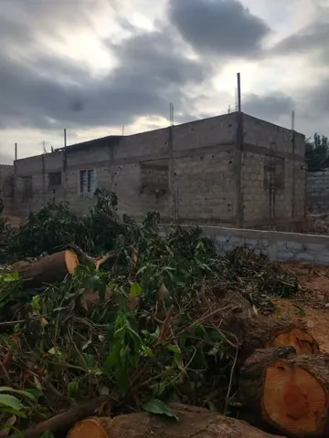Une villa inachevée niveau dale  construite sur demi lot ,Adidogomé atigangomé au bord du goudron