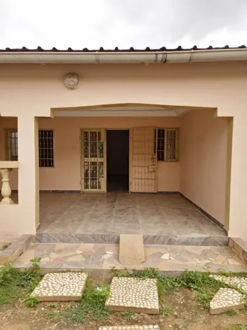 VILLA À VENDRE A LÉGBASSITO MADJIKPÉTO PAS LOIN DU GOUDRON