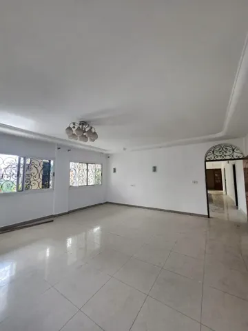 VILLA DE 6 CHAMBRES À TOKOIN HÔPITAL (LOMÉ)